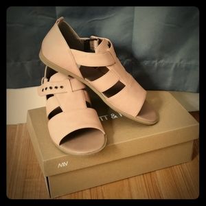 NWT Matt & nat sandals!!💗